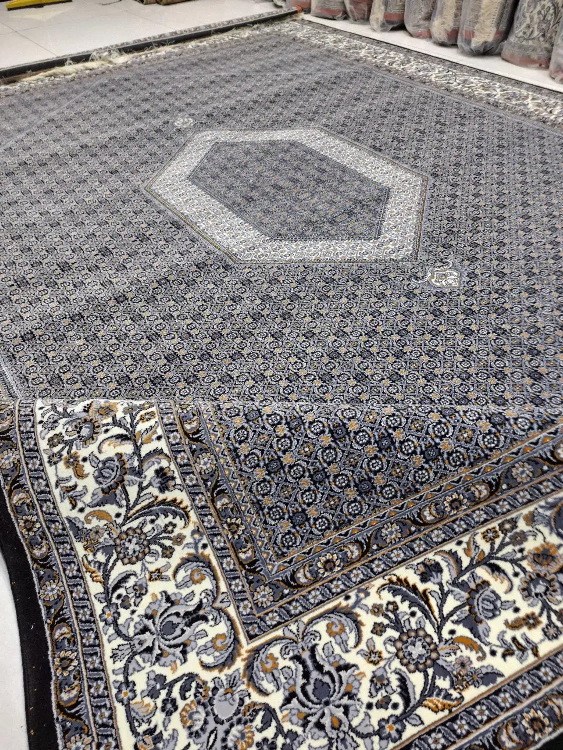 1تخته 12متری 700شانه ریزماهی|فرش|شیراز, شاه قلی بیگی|دیوار