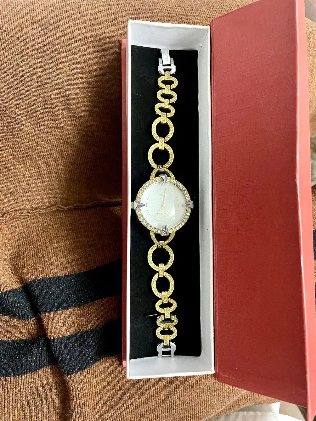 ساعت زنانه|ساعت|تربتحیدریه, میدان مرکزی|دیوار