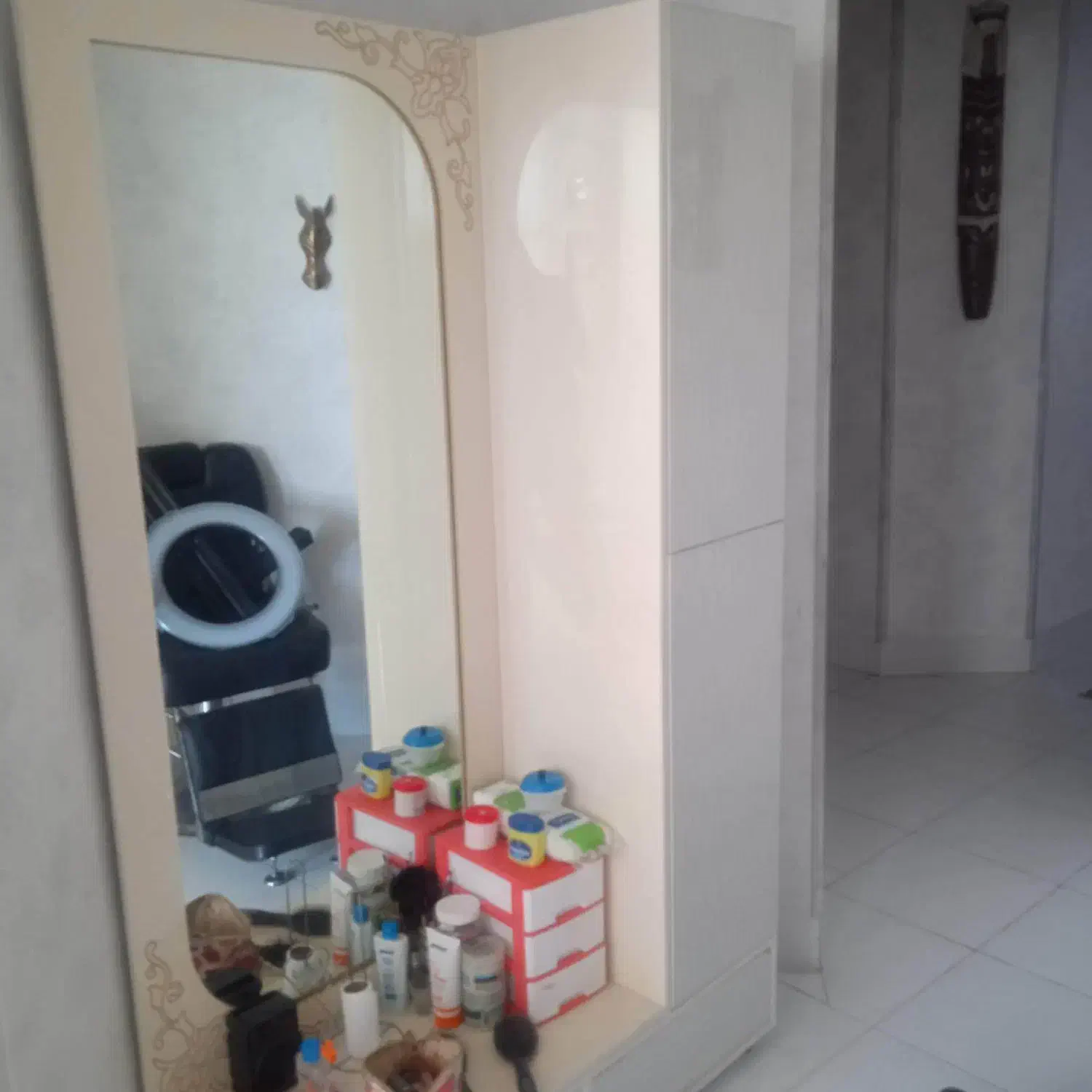 اینه آرایشی و همراه با کلی قفسه|مبلمان خانگی و میز عسلی|اصفهان, باغ دریاچه|دیوار