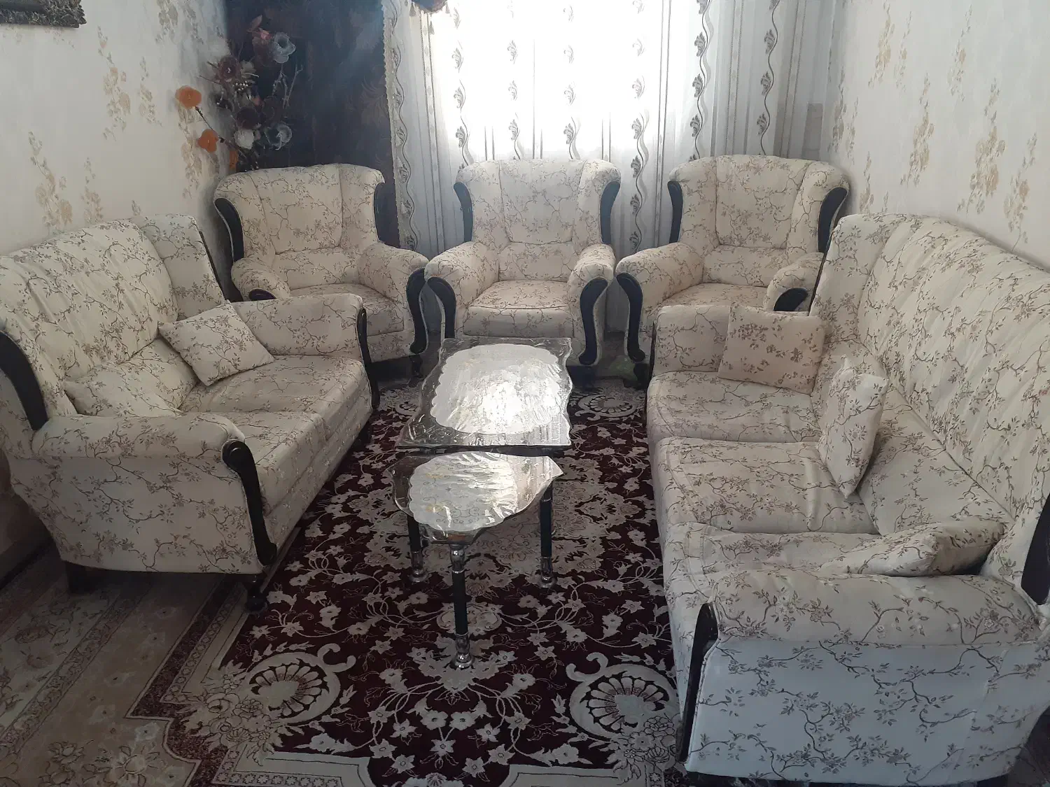 یک دست مبل ۹نفره راحتی همراه با میز به صورت توافقی|مبلمان خانگی و میز عسلی|تهران, شهرک رضویه|دیوار