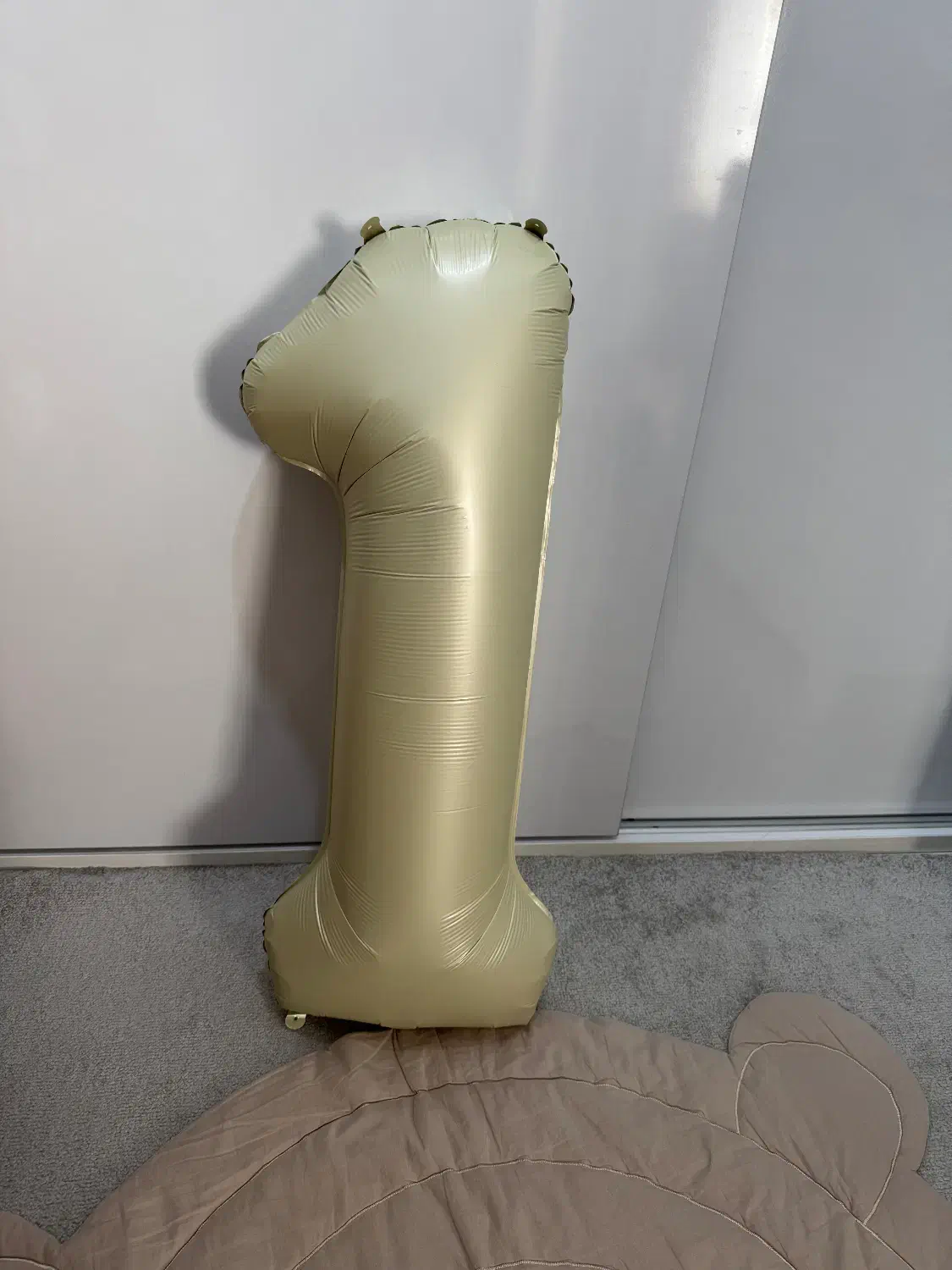 بادکنک عدد ۱ رنگ خاکی و شمع عدد ۱ سفید نو|اسباب و اثاث بچه|فردیس, شهرک هفده شهریور|دیوار