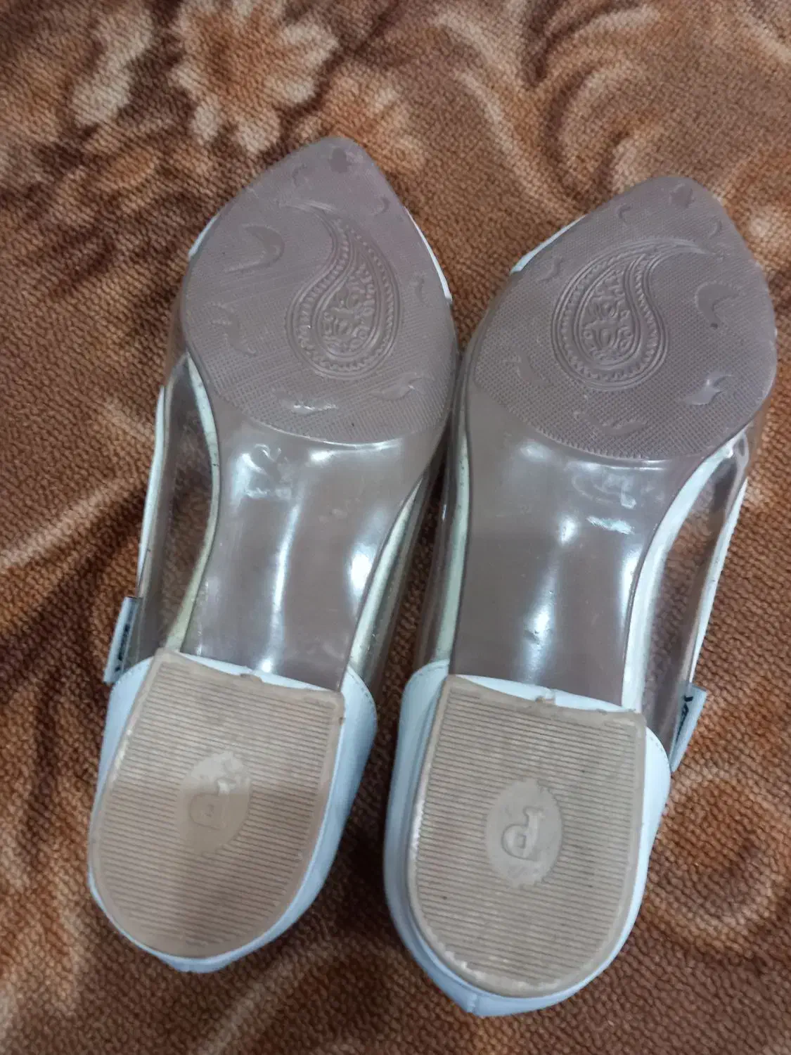 کفش|کیف، کفش، کمربند|آستانه اشرفیه, |دیوار