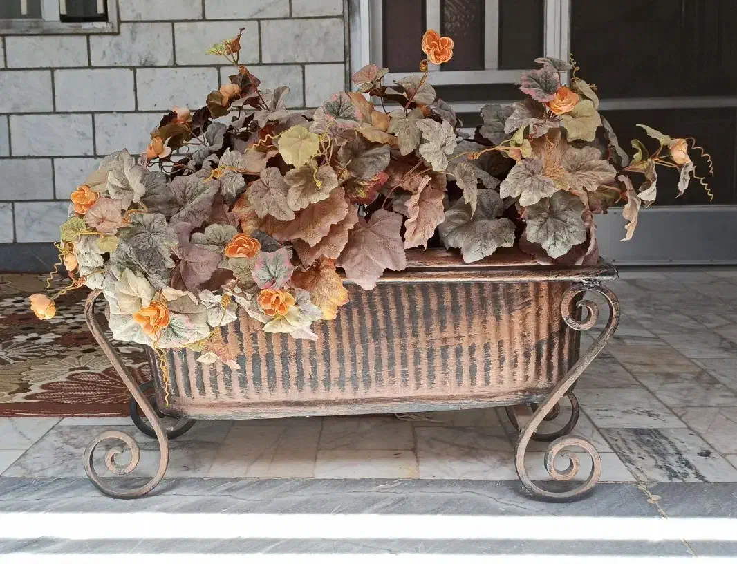 فروش یک عدد گلدان سفالی بزرگ به همراه پایه فلزی|صنایع دستی و سایر لوازم تزئینی|آزادشهر, |دیوار