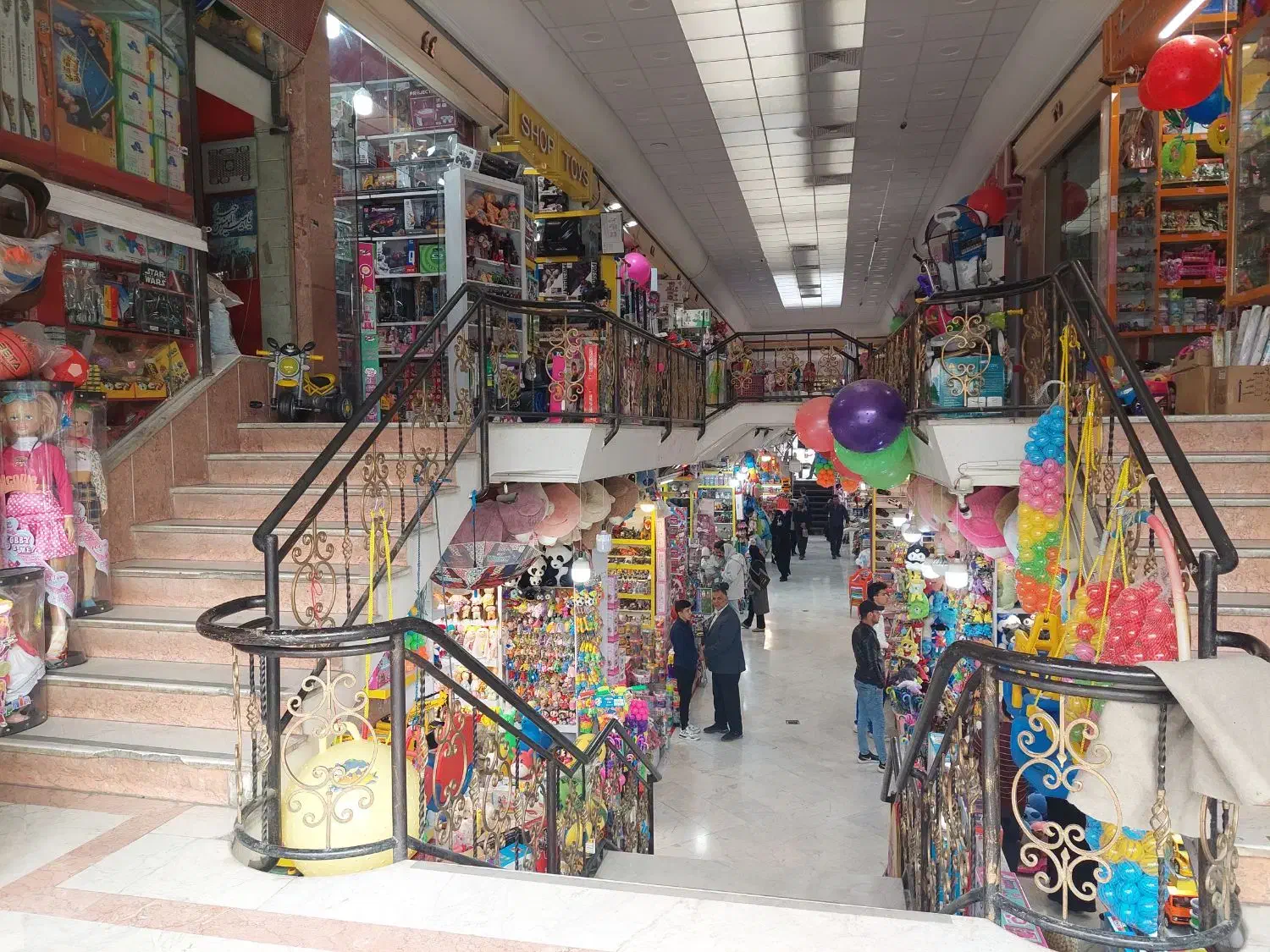 مغازه فروشی در قلب بازار اسباب بازی فروشان|فروش مغازه و غرفه|مشهد, مصلی (کارمندان اول)|دیوار