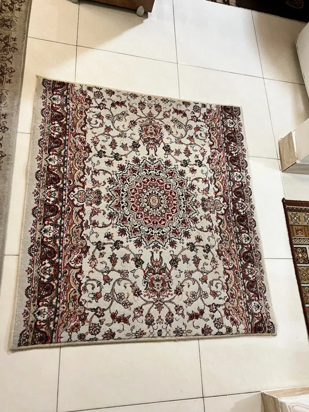 پادری و فرش کوچک|فرش|رشت, لاکانی|دیوار