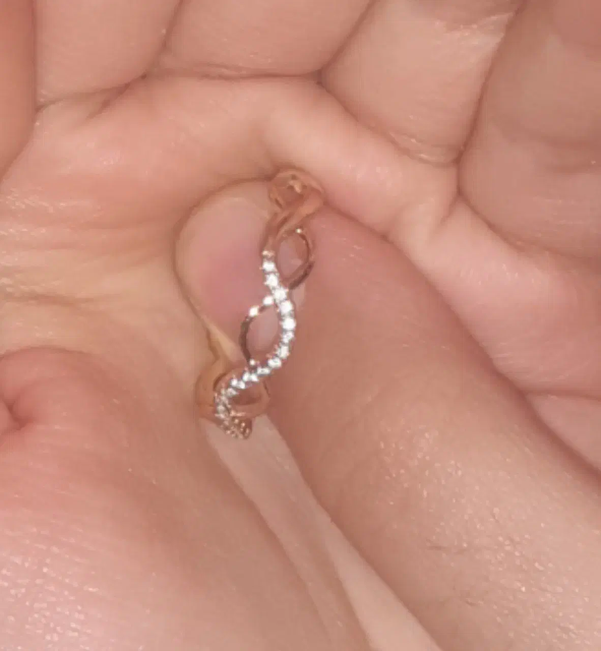 یک انگشتر پیدا شده|اشیا|ری, علایین|دیوار