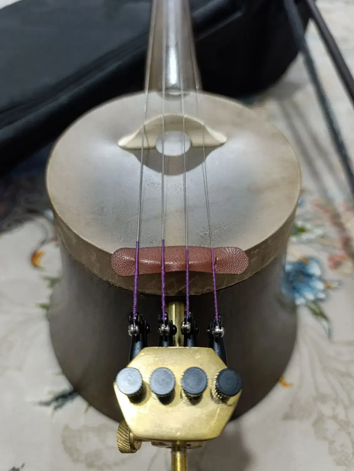 کمانچه احمد گنجی.|سازهای سنتی|خرمآباد, |دیوار