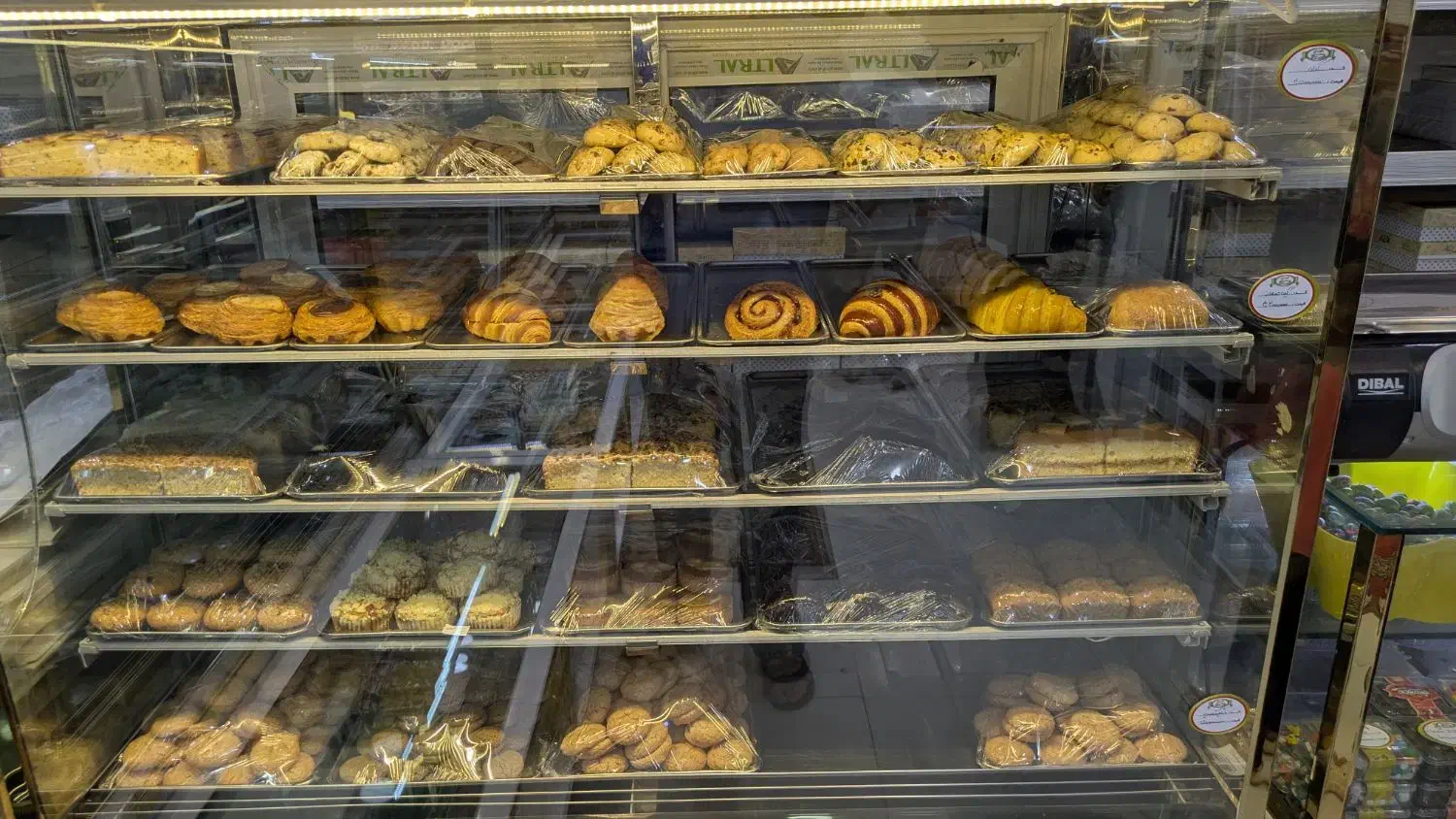 نیازمند نیروی کار خانم جهت کار در کارگاه قنادی|استخدام خدمات فروشگاه و رستوران|اهواز, منبع اب|دیوار