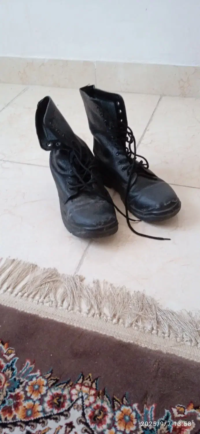 لباس و پوتین نظامی|لباس|کوچصفهان, |دیوار