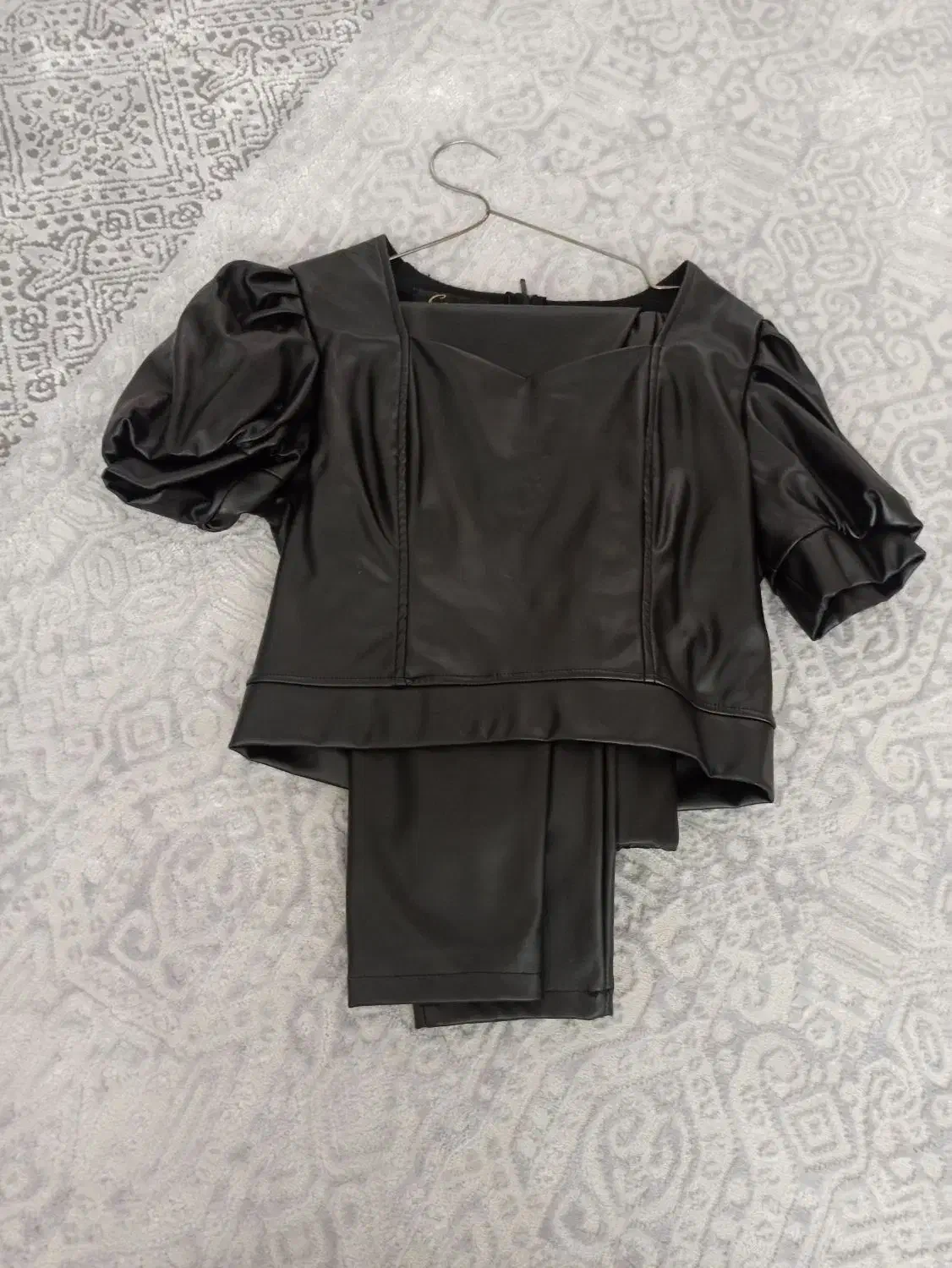 نیمتنه و شلوار چرم نونوه|لباس|تربتحیدریه, ده پائین|دیوار