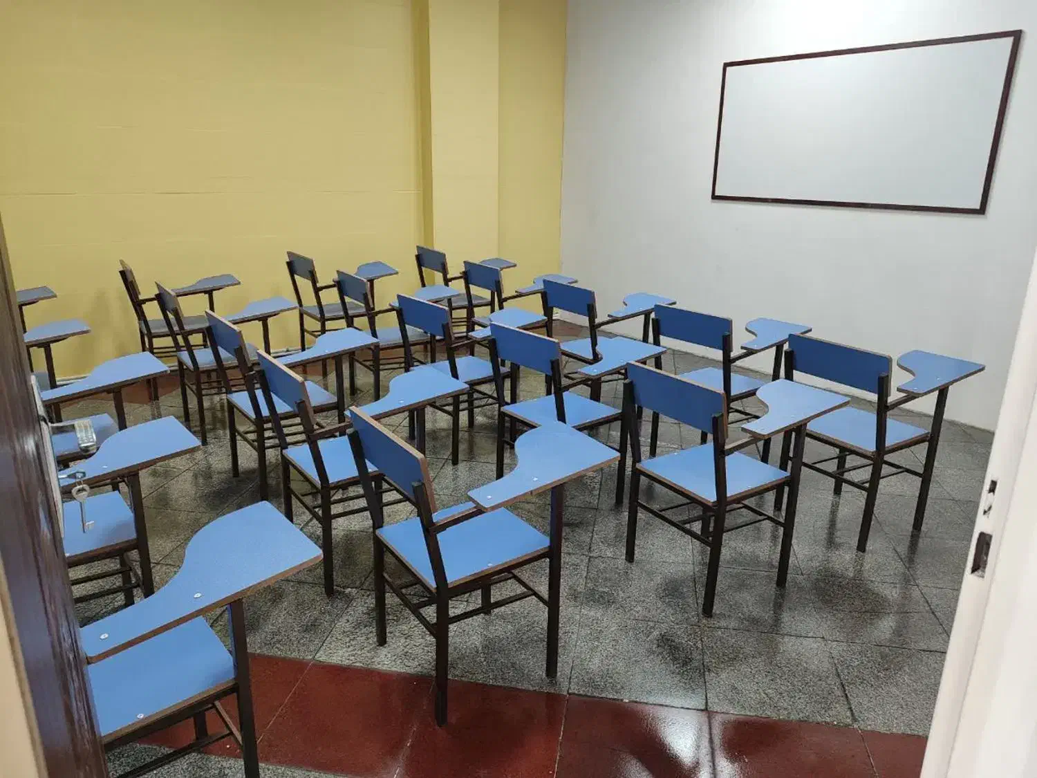 صندلی محصلی|صندلی و نیمکت|قرچک, میرزائی جنوبی|دیوار