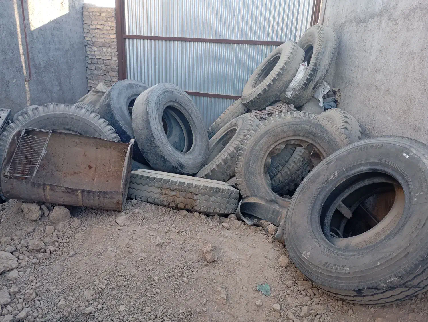 لاستیک۱۲.۲۴|قطعات یدکی و لوازم جانبی|نیشابور, منظر|دیوار