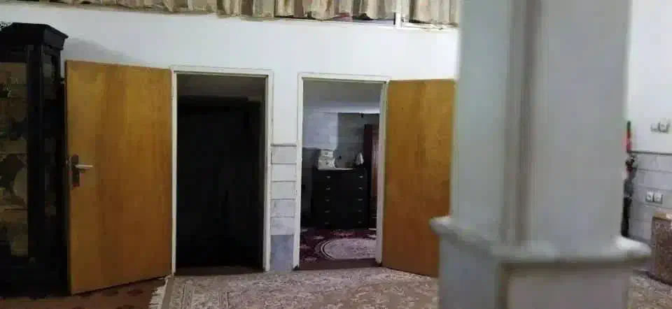 رهن و اجاره....|اجارهٔ خانه و ویلا|قم, دروازه چوبی|دیوار