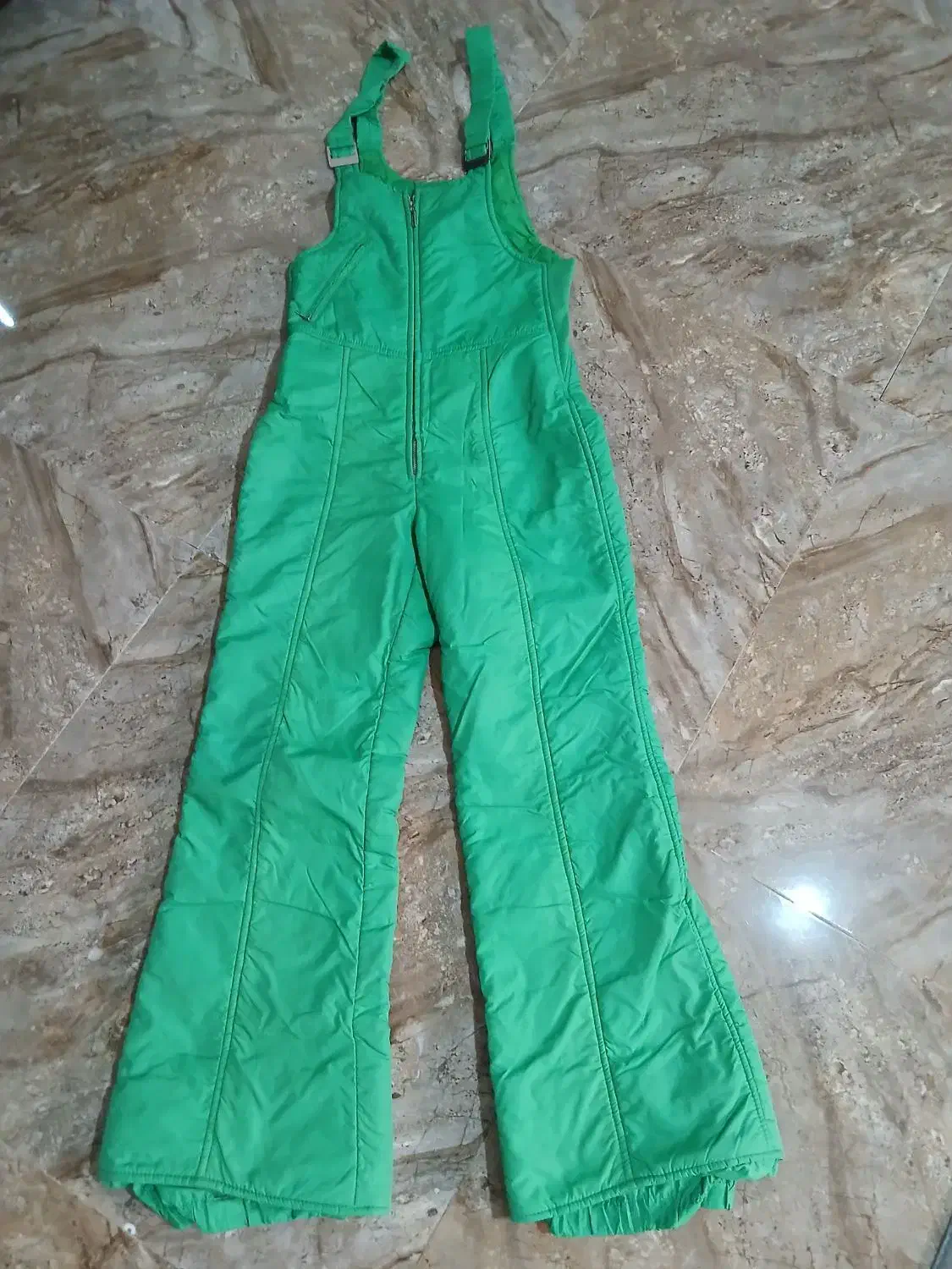 لباس اسکی و کاپشن لی|لباس|اندیشه, اندیشه فاز ۱|دیوار