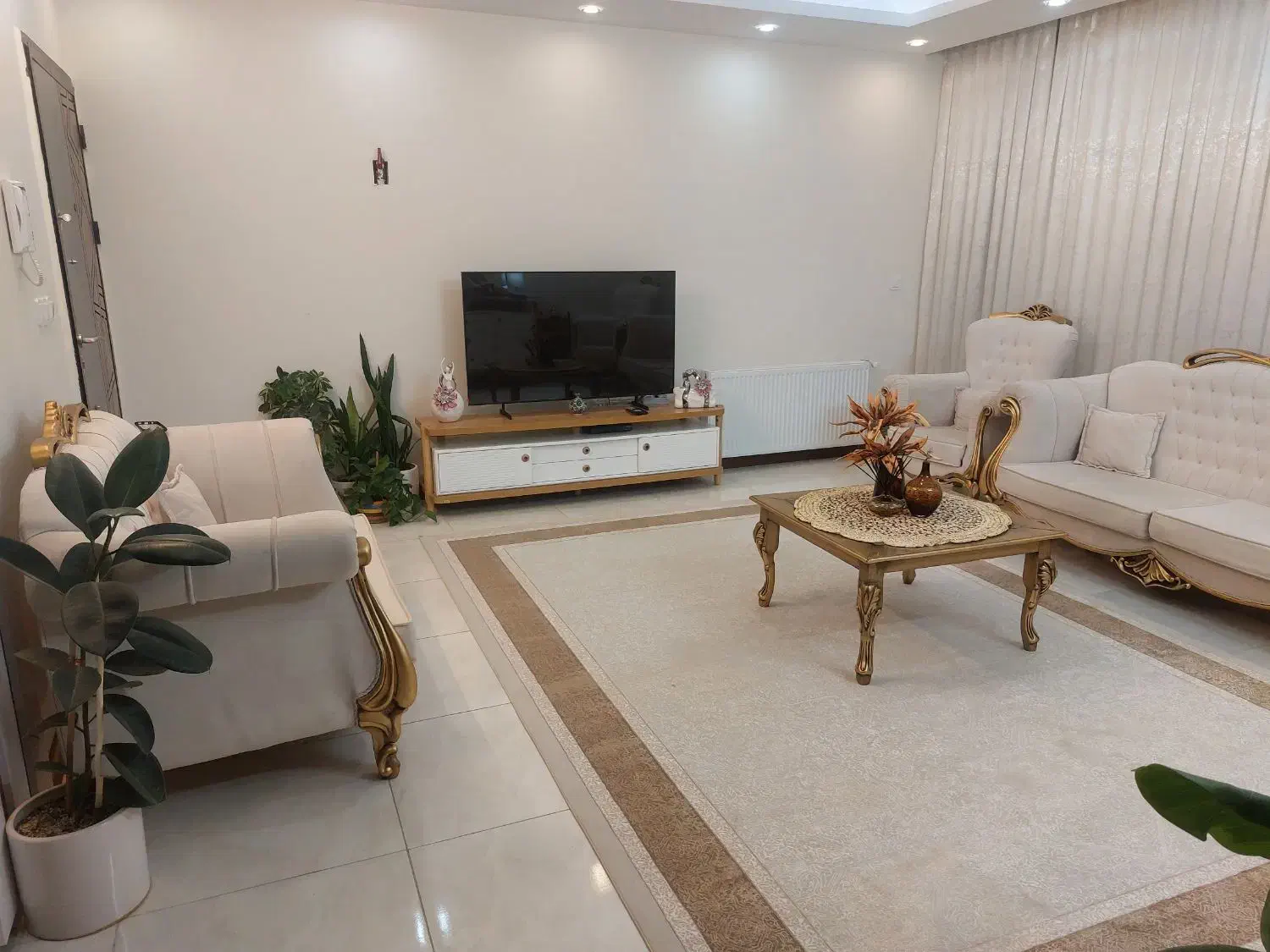 ۲ دست مبل در حد نو|مبلمان خانگی و میز عسلی|شاهین‌شهر, شهرک گلدیس|دیوار