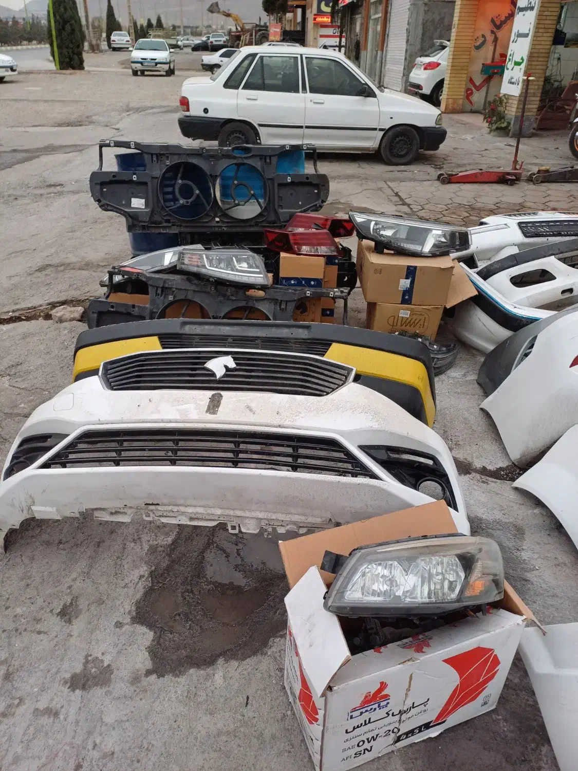 انواع سپر و چراغ استوک|قطعات یدکی و لوازم جانبی|فولادشهر, سایت صنعتی کاوه|دیوار