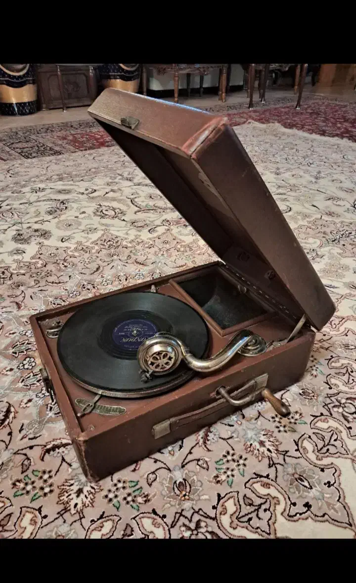 گرامافون قدیمی کیفی|کلکسیون اشیاء عتیقه|تربت‌حیدریه, فرمانداری|دیوار