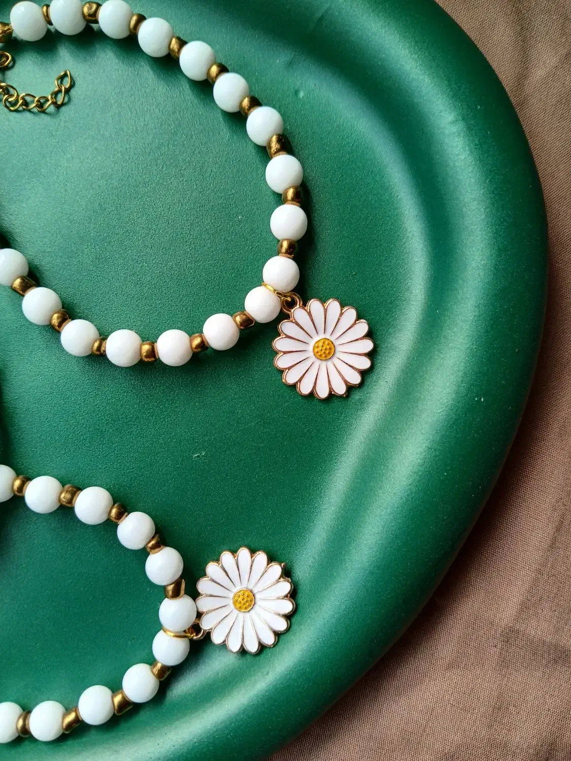 ست گردنبند و دستبند بابونه|بدلیجات|لاهیجان, شیشه گران|دیوار