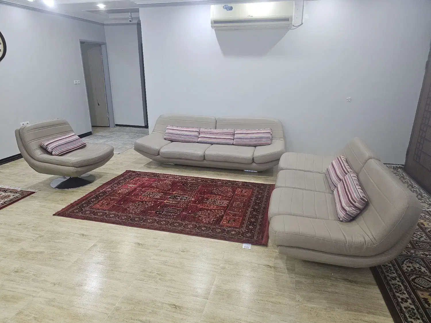 مبلمان چرم اسکلت فلزی|مبلمان خانگی و میز عسلی|اهواز, کیان اباد|دیوار