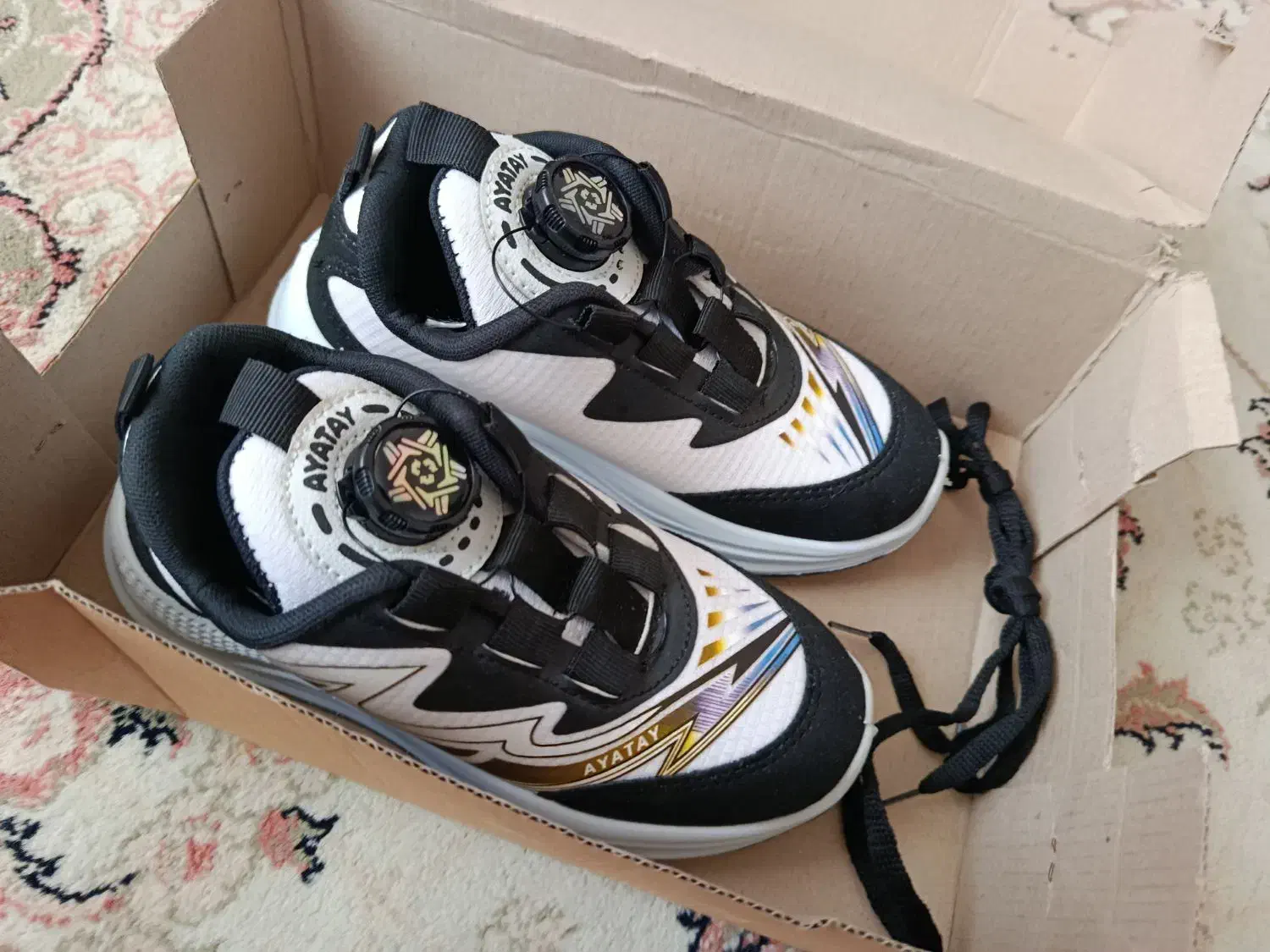 کفش|کیف، کفش، کمربند|هامون, |دیوار