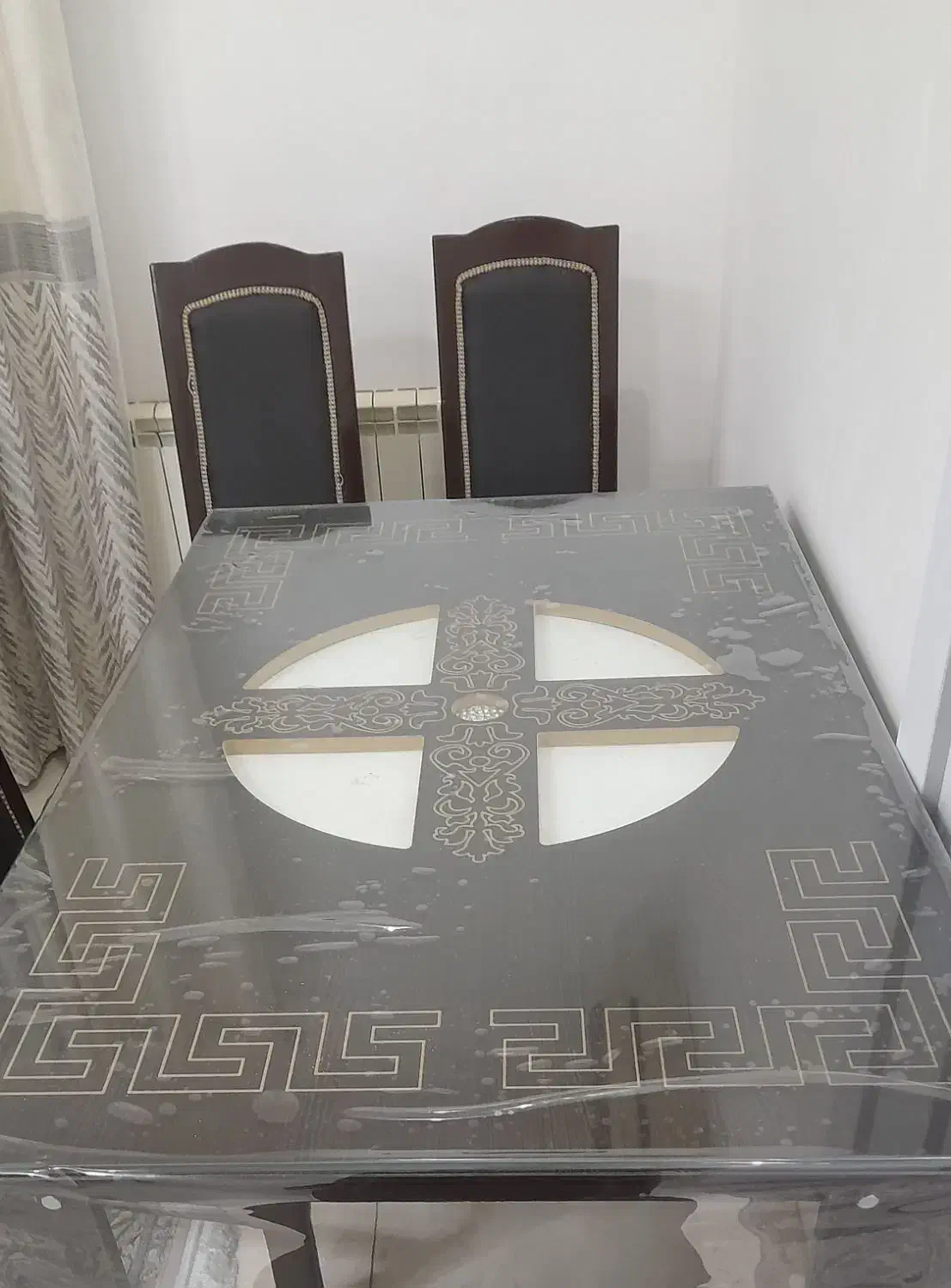 میز ناهار خوری به همراه صندلی|میز و صندلی غذاخوری|صومعه‌سرا, |دیوار