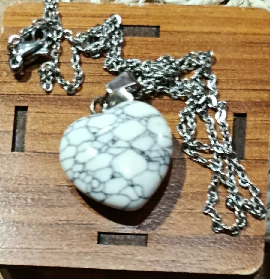 یک سنگ به همراه گردنبند|بدلیجات|آزادشهر, |دیوار