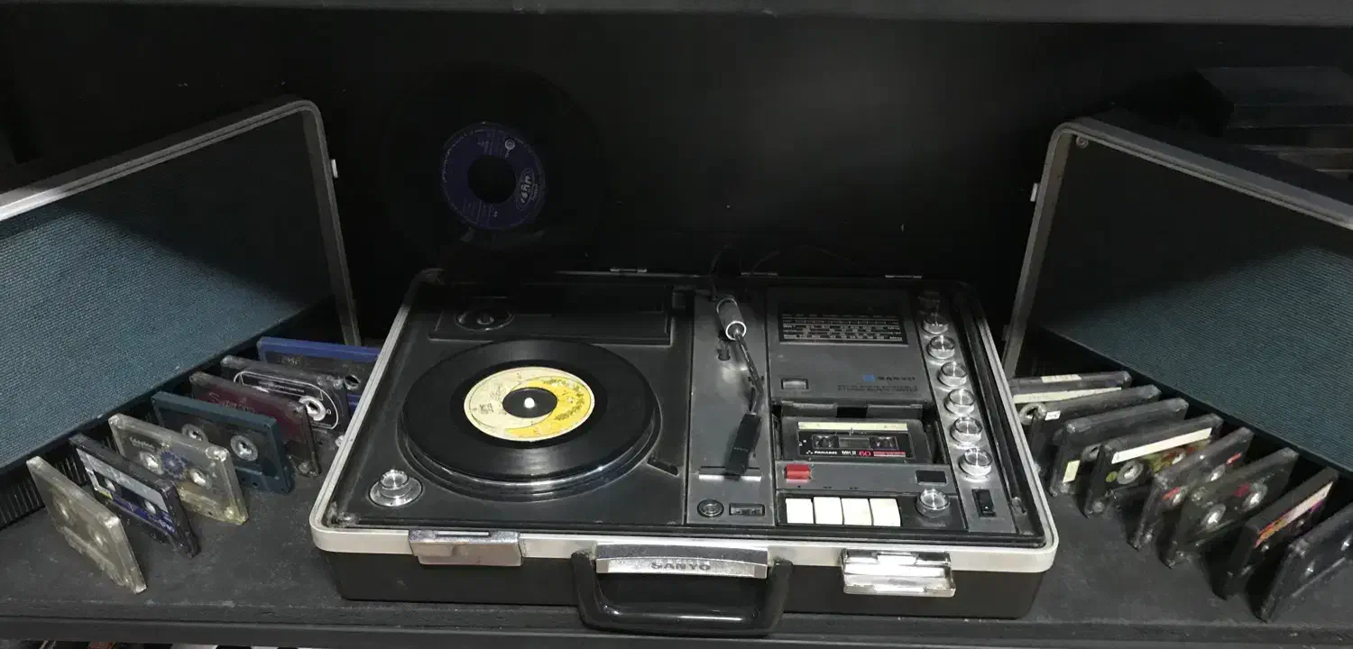 گرامافون کلاسیک|کلکسیون اشیاء عتیقه|میانه, |دیوار