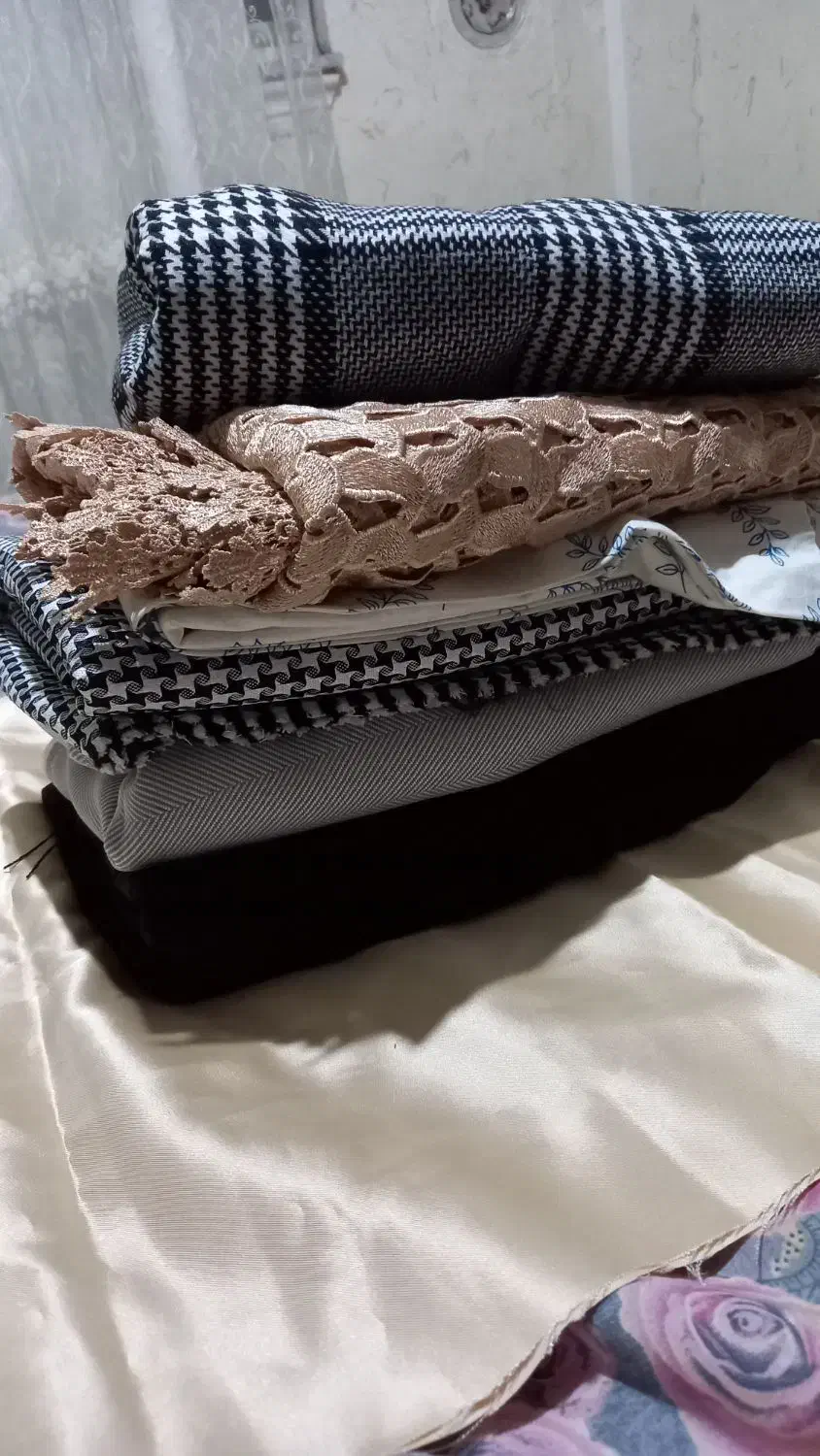 تعدادی پارچه مجلسی و اسپرت|لباس|رشت, صفاری|دیوار