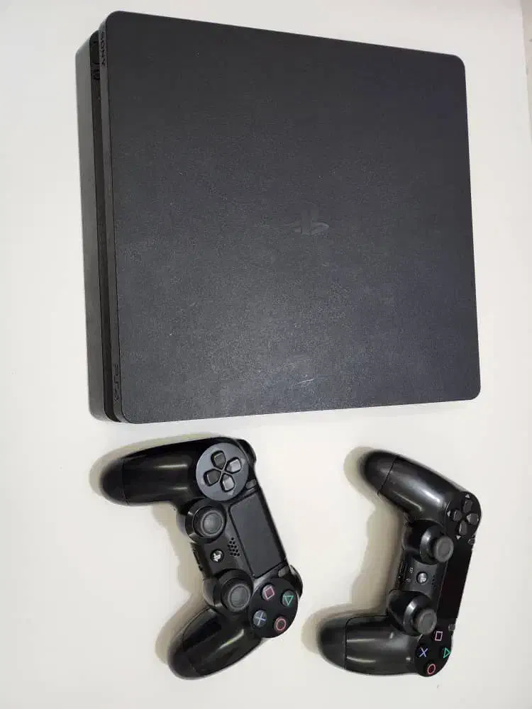 1tra PS4 slimتمیز بدون خط و خش کم کارکرد ۲ دسته|کنسول، بازی ویدئویی و آنلاین|قشم, |دیوار