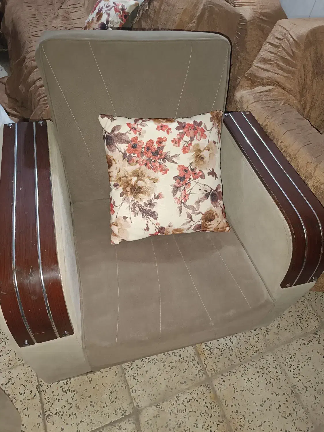 مبلمان راحتی تختخواب شو|مبلمان خانگی و میز عسلی|میانه, |دیوار