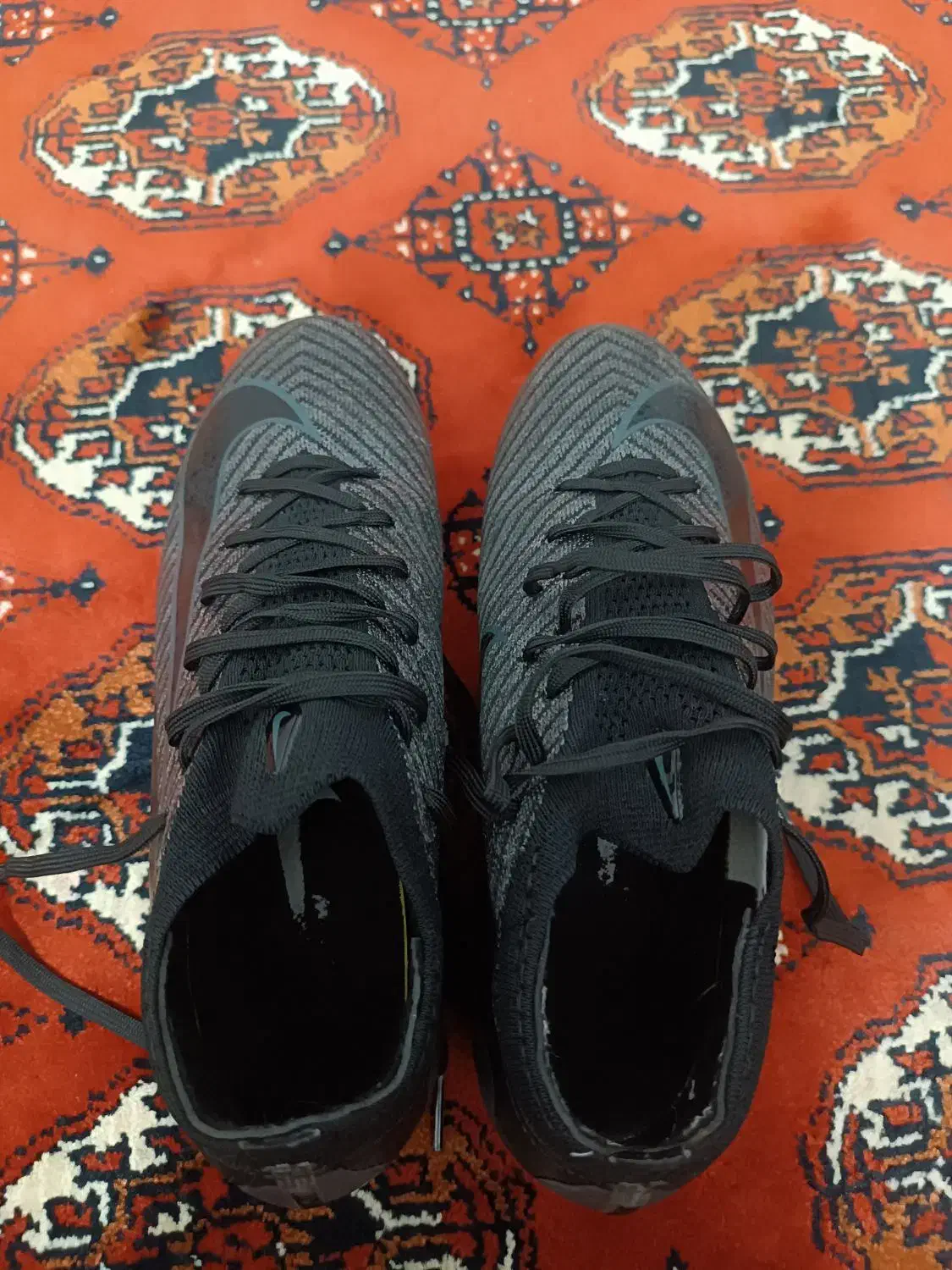 کفش فوتبالی خوب ولی من دوست ندارم|کیف، کفش، کمربند|سنگدوین, |دیوار