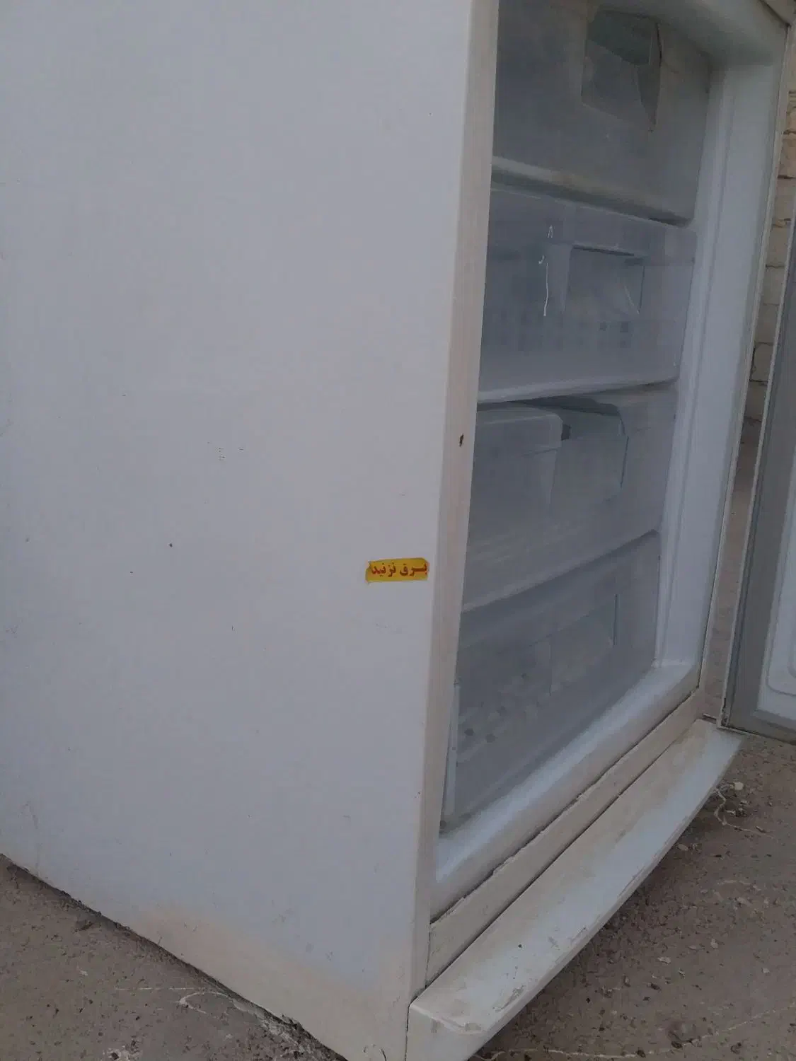 سلام یخچال سالم بخاطر جابه جای میفروشم|یخچال و فریزر|زهک, |دیوار