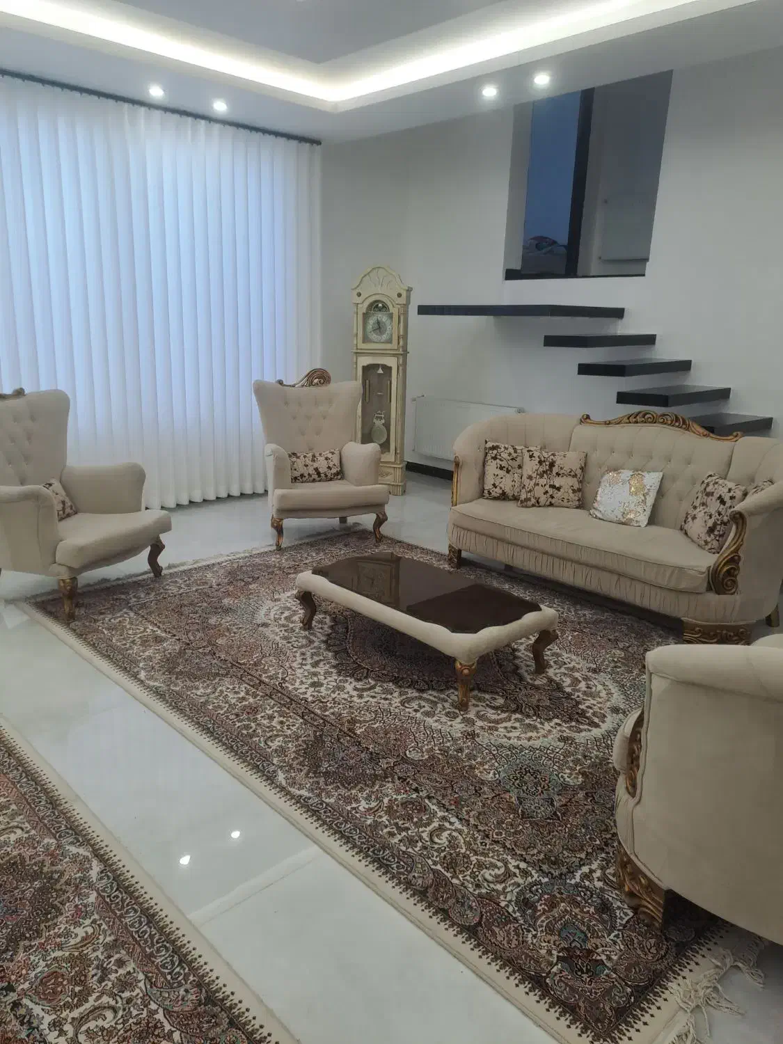 مبل ۷نفره با میز وسط تمیز و شیک|مبلمان خانگی و میز عسلی|قائمشهر, |دیوار