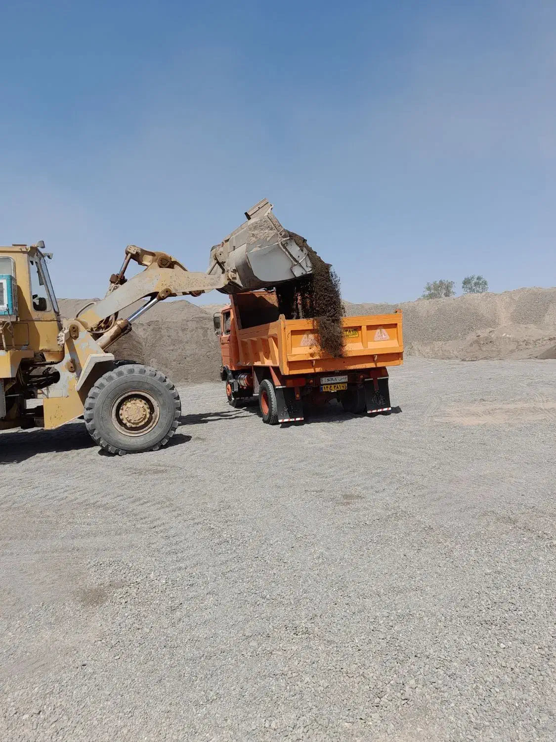 حمل انواع شن و آهک و آجر با نازلترین قیمت|خدمات حمل و نقل|بم, |دیوار