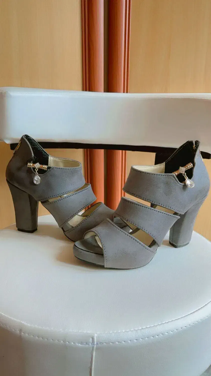 کفش کاملا سالم نو 450هزار تومان.  سایز 37و38|کیف، کفش، کمربند|کرمانشاه, |دیوار