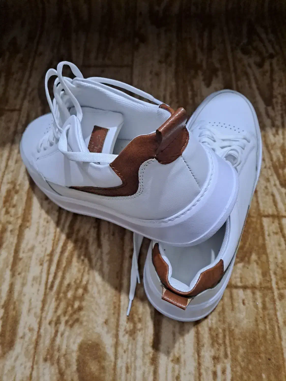 کفش اسپرت طرح زیبا و با کیفیت بالا|کیف، کفش، کمربند|باسمنج, |دیوار