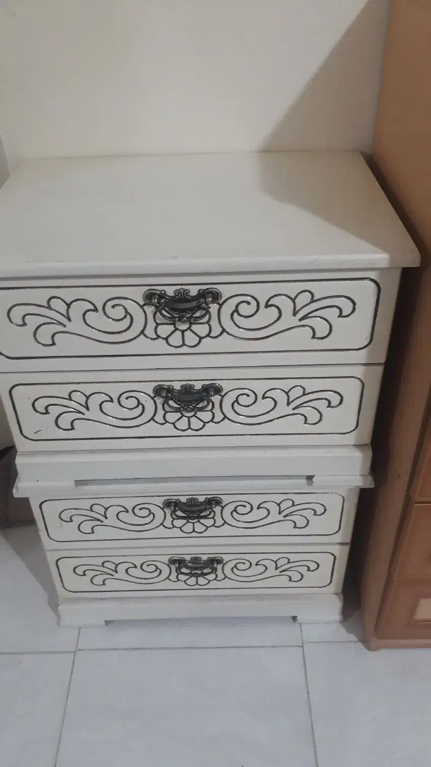 دلاور و میز تلویزیون وپا تختی|میز تلویزیون|اراک, |دیوار