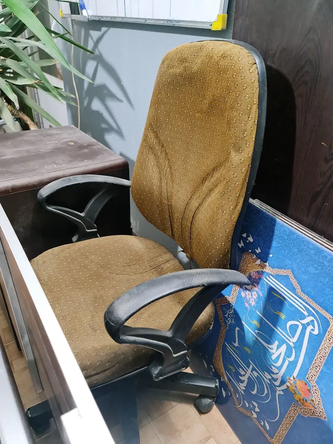 تعدادی میز و صندلی چرخ دار اداری|مبلمان اداری|شاهین‌شهر, فردوسی|دیوار