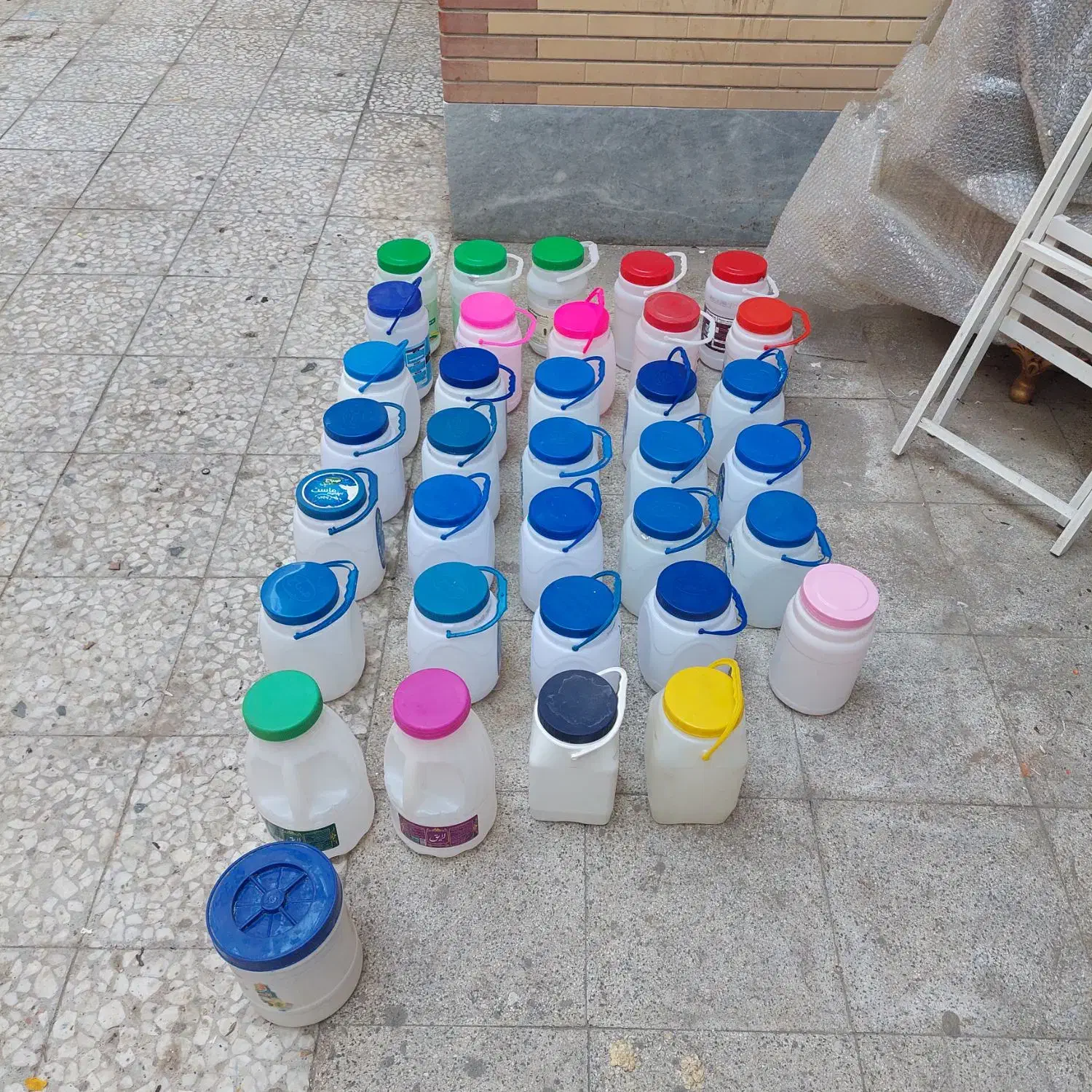 دبه پلاستیکی ماست برای ترشی و غیره...|ظروف نگهدارنده، پلاستیکی، یک‌بارمصرف|تبریز, |دیوار