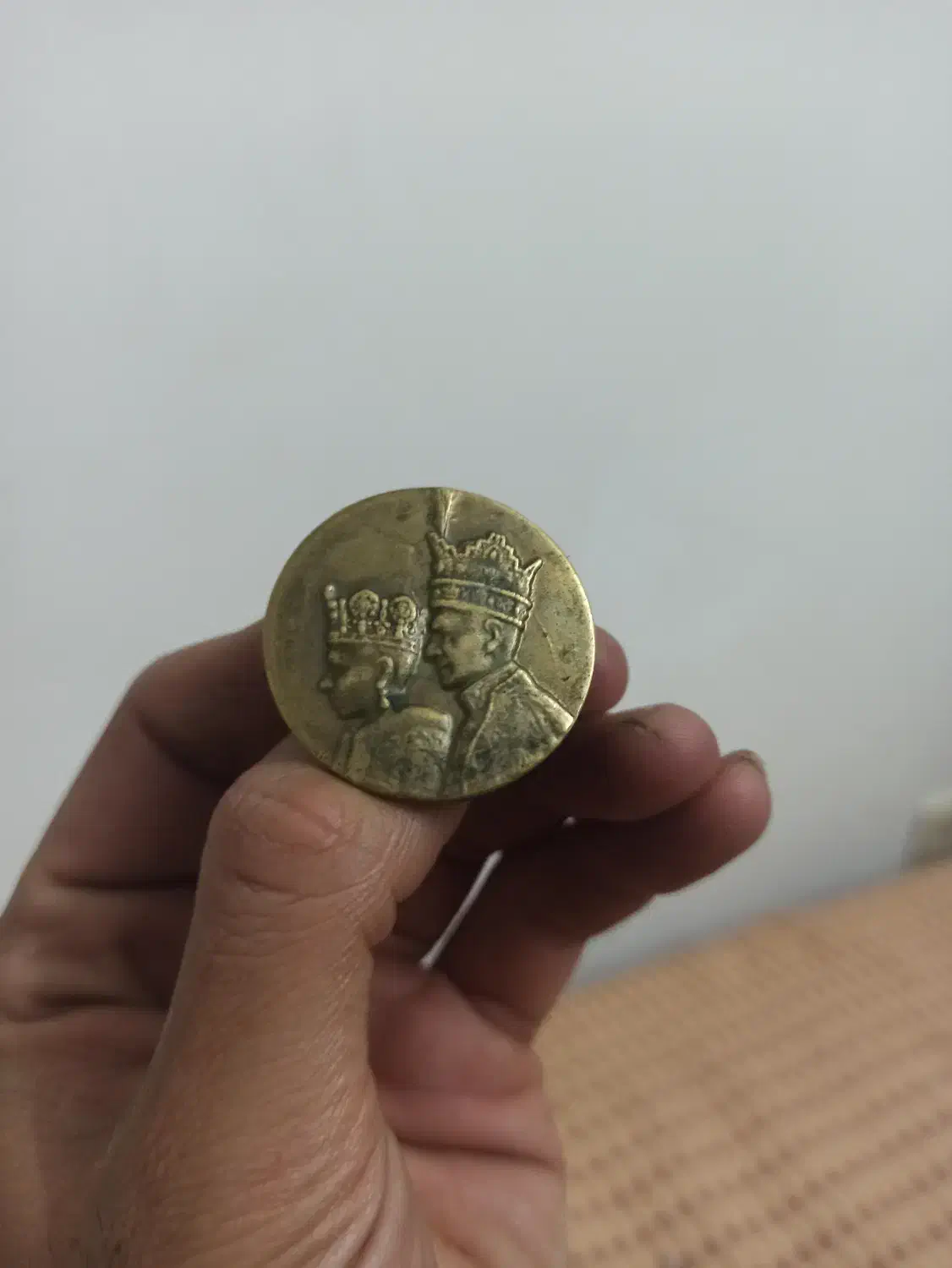 سنگ آمیتیس و سکه قدیمی|کلکسیون سکه، تمبر، اسکناس|کاشان, گبرها|دیوار