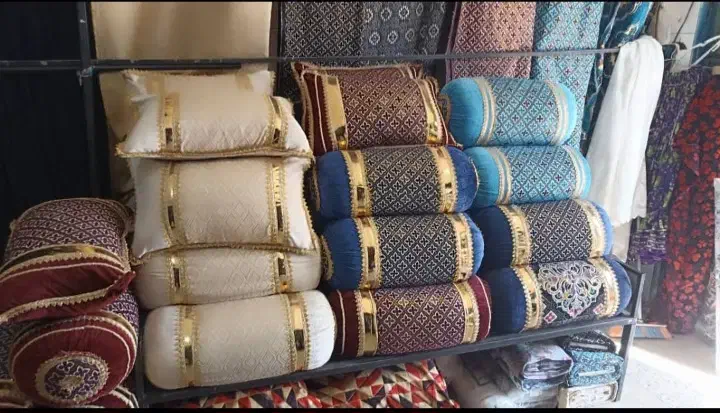 بالشت|رختخواب، بالش، پتو|دیشموک, |دیوار