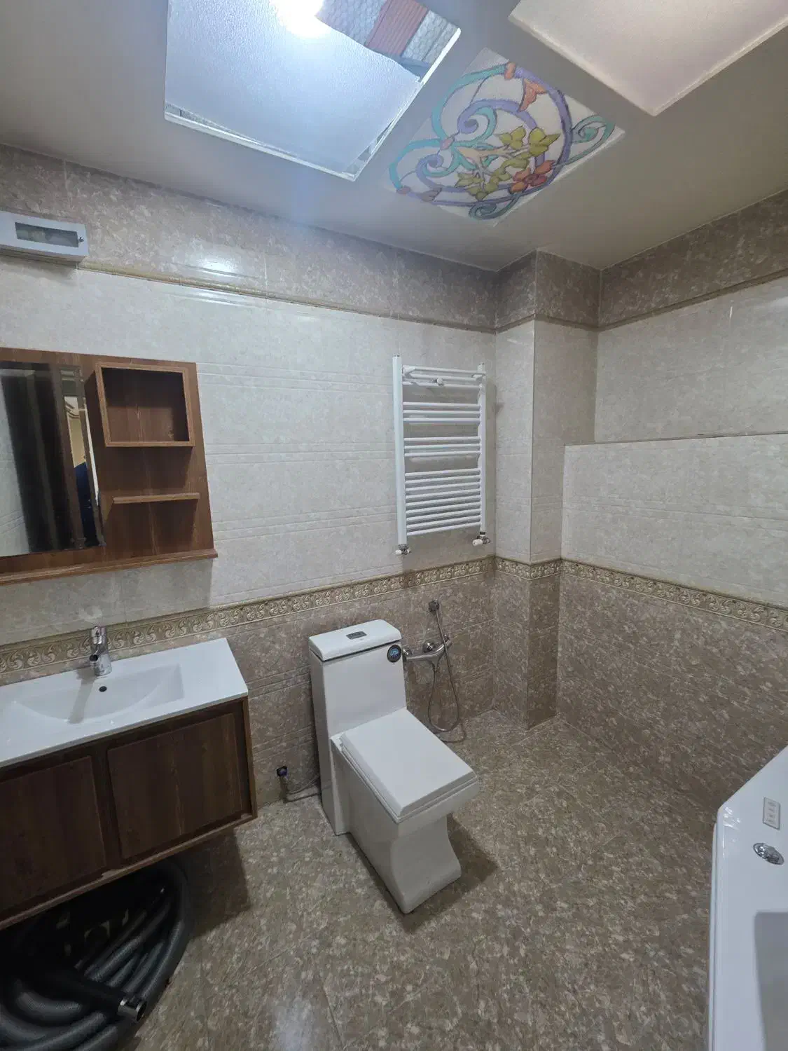 ۱۳۰متر ۲خواب ۵ساله سالن پرده خور خطی رو به آفتاب