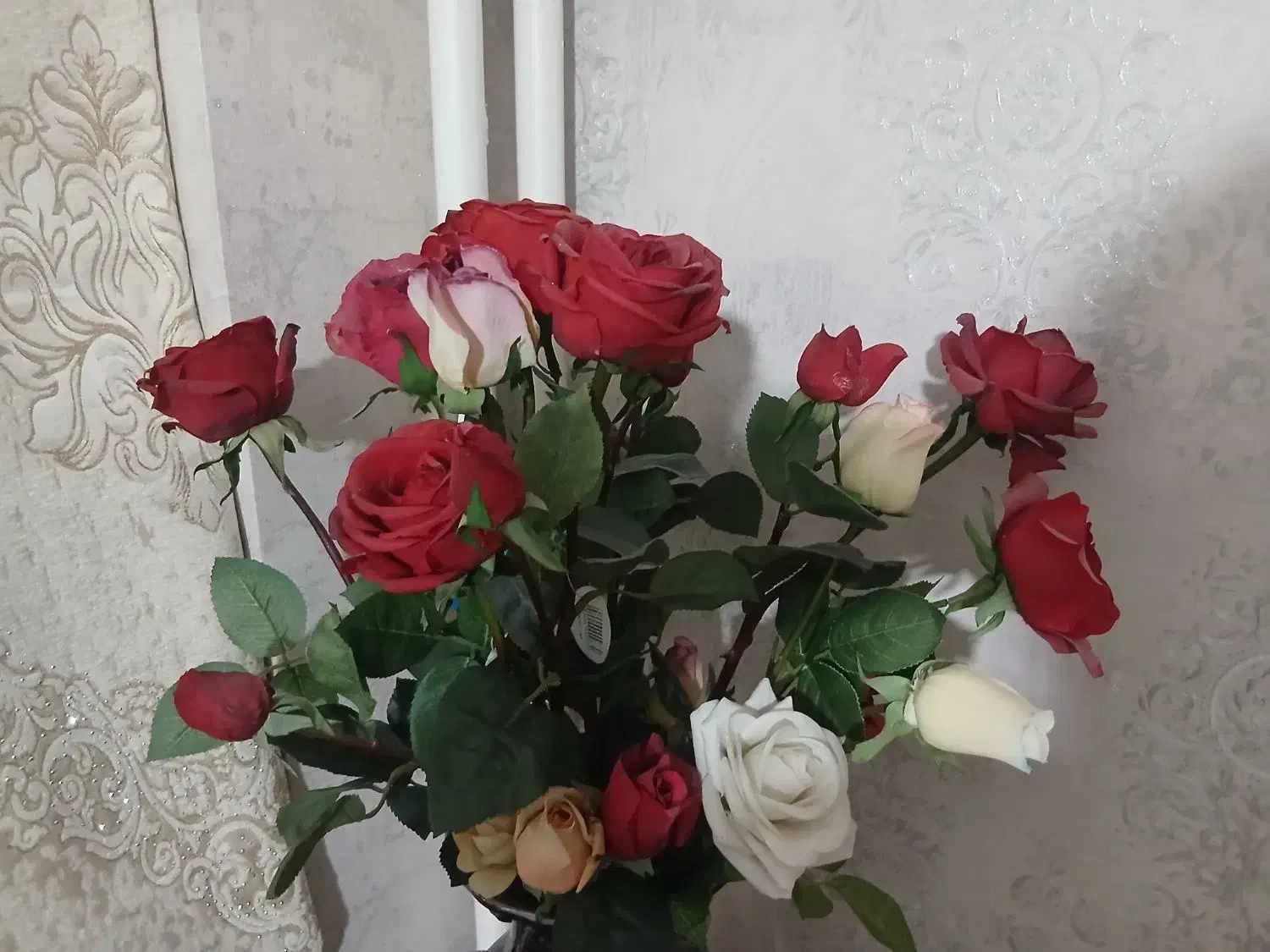 فروش فوری میز برنجی سنگین و23 عدد گل مصنوعی|میز تلفن|تبریز, |دیوار