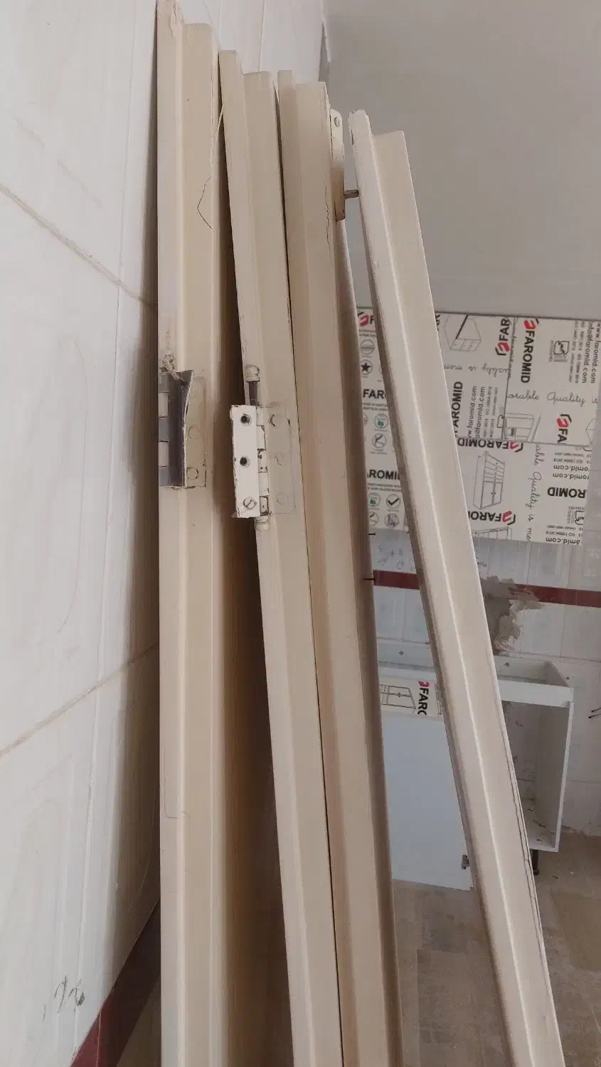 در کمد|جاکفشی، کمد، دراور|بابل, |دیوار