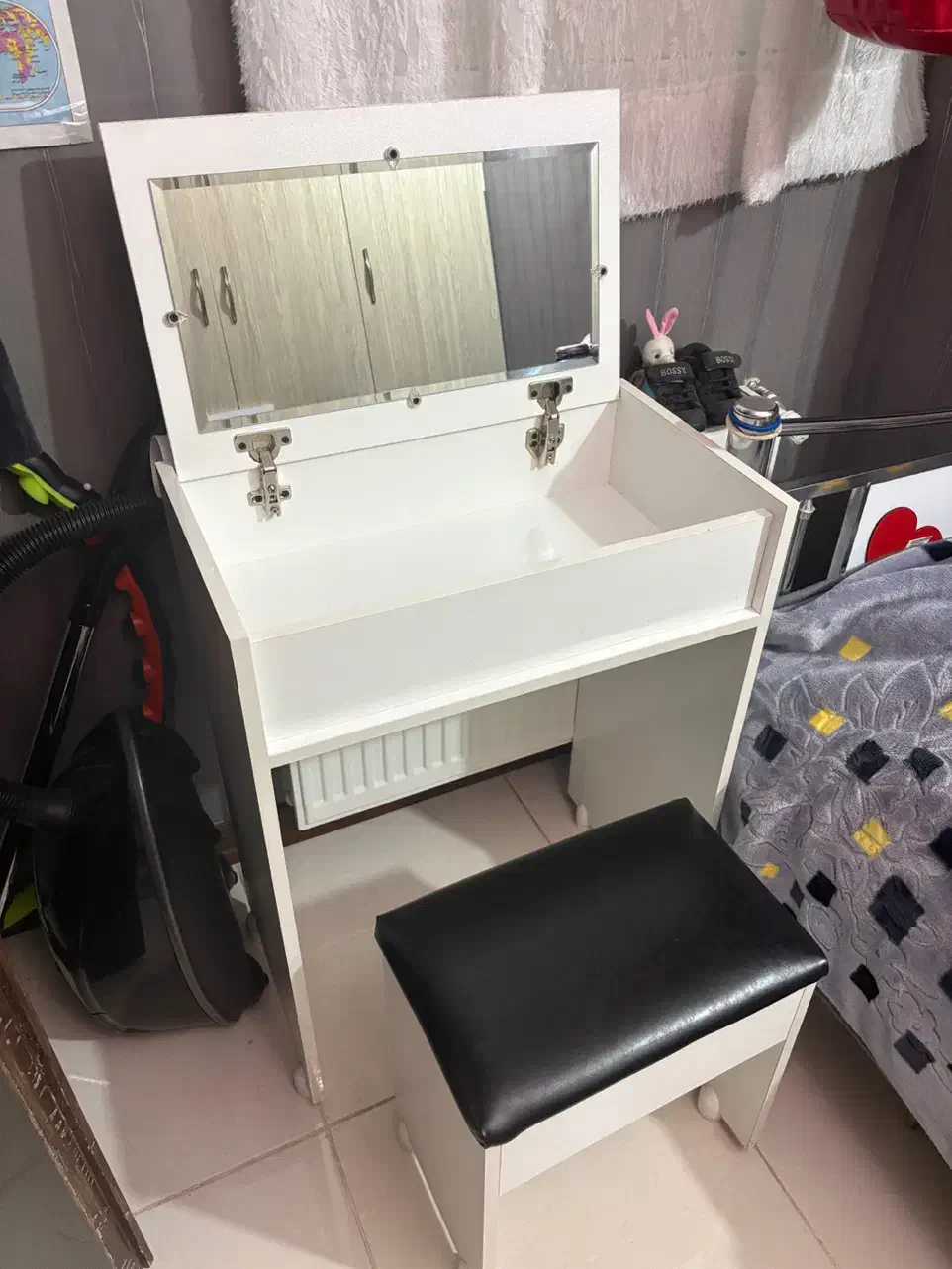 میز آرایش نوجوان|تخت و سرویس خواب|فولادشهر, C2|دیوار