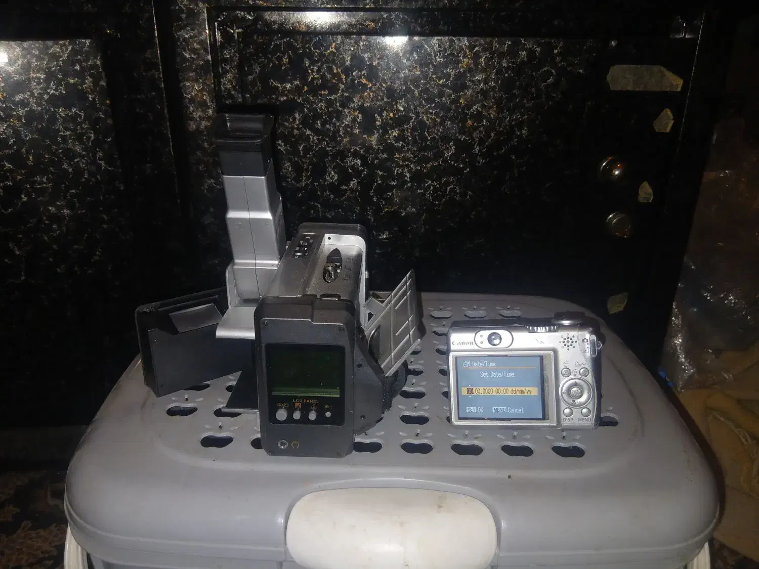 دوعدد دوربین|دوربین عکاسی و فیلم‌برداری|شیراز, کوشک میدان|دیوار