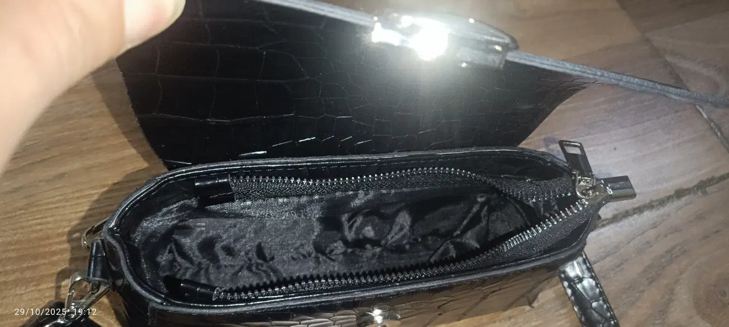 کیف دوشی|کیف، کفش، کمربند|هشتگرد, شهرک وحدت|دیوار