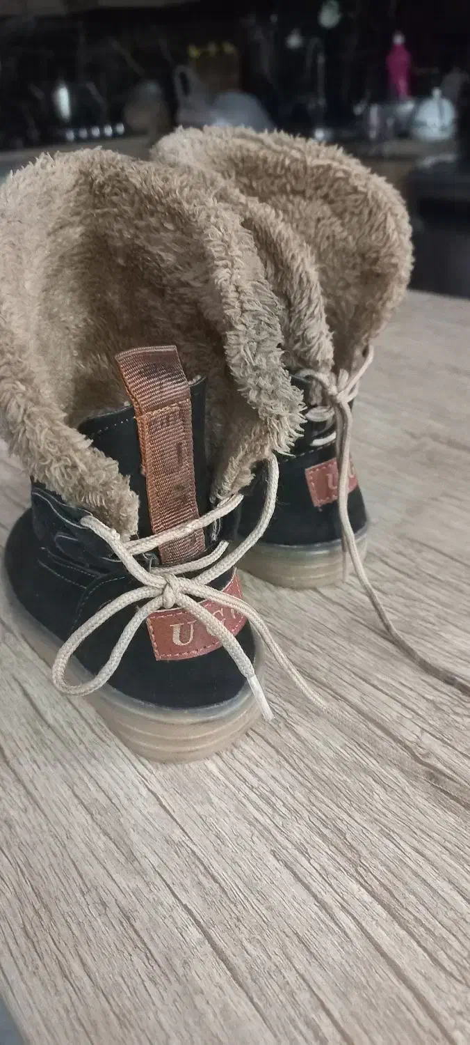 بوت دخترانه تمیز|کفش و لباس بچه|اشتهارد, |دیوار