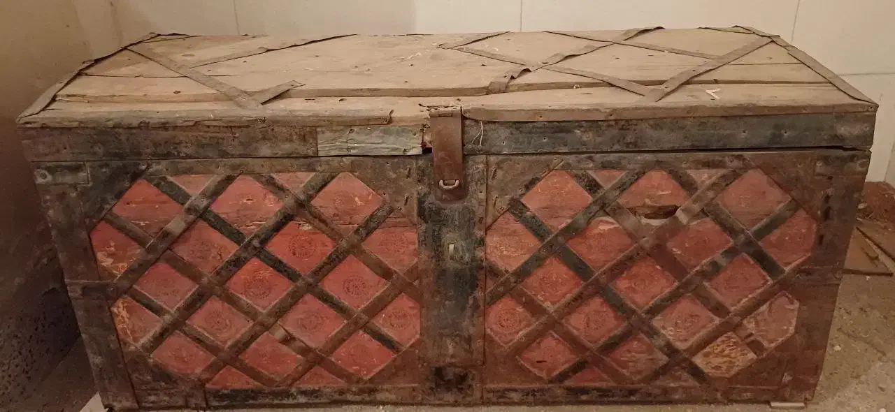 صندوق بزرگ عتیقه|کلکسیون اشیاء عتیقه|کاشان, پاقپان|دیوار