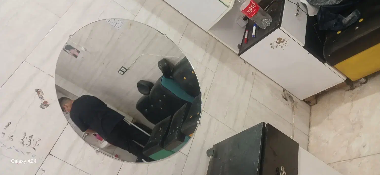 یک عدد ایینه قدی و اینه گرد|آرایشگاه و سالنهای زیبایی|مشهد, شهرک مهرگان|دیوار